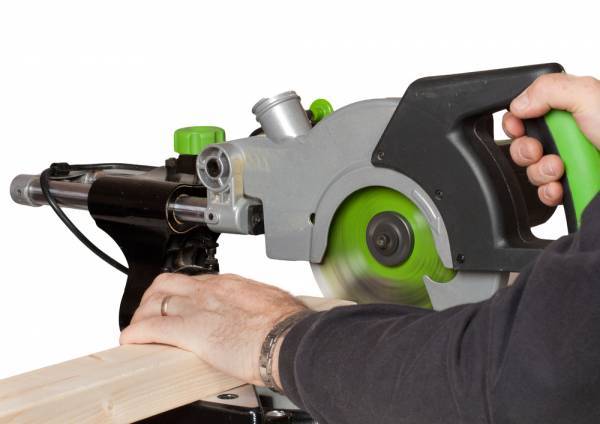 How to Operate a Miter Saw